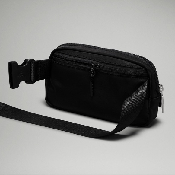 NWT lululemon 1L Black Belt Bag - Picture 4 of 6